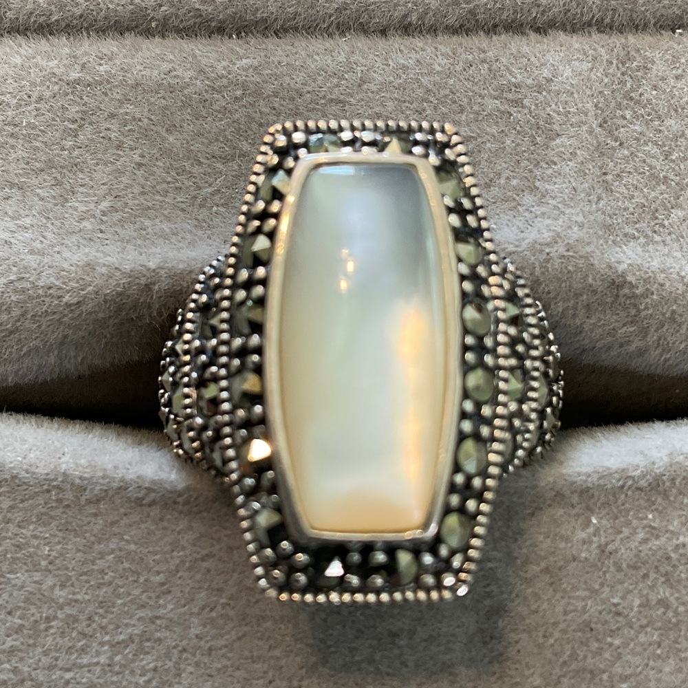 Elegant Sterling Silver and Mother of Pearl Women's Ring